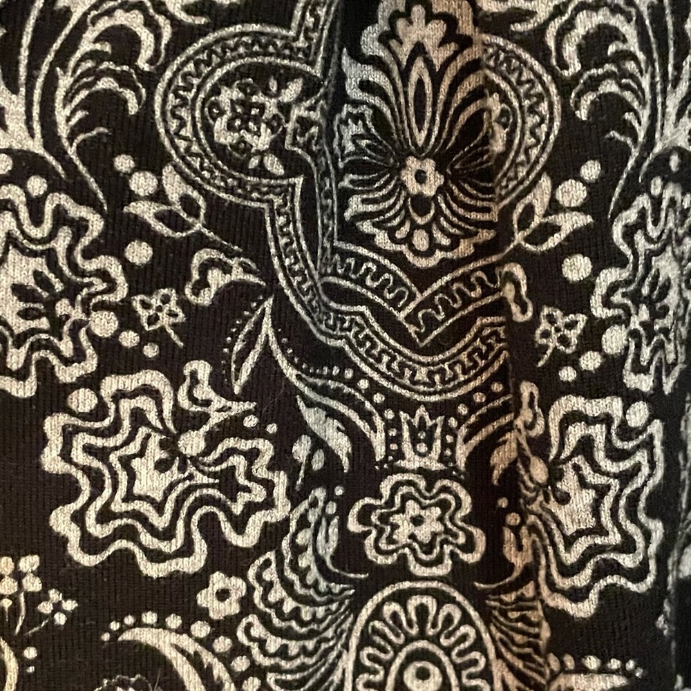 Black top/dress with white decorative print across all the shirt. - Picture 4 of 5